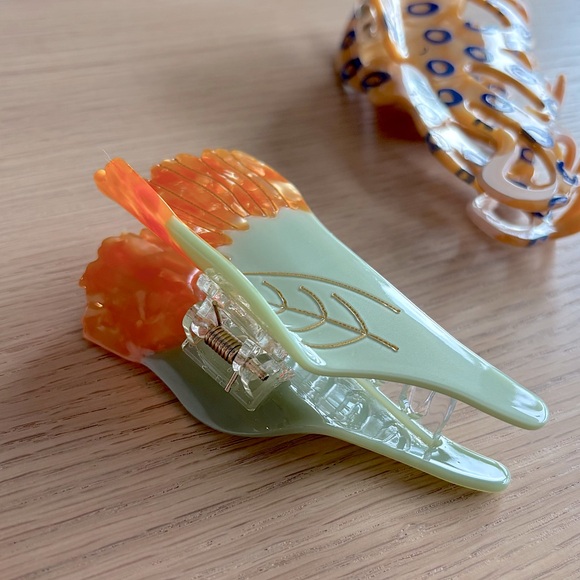 FREE GWP $50+ Cute Hair Claw Clips - Picture 4 of 8